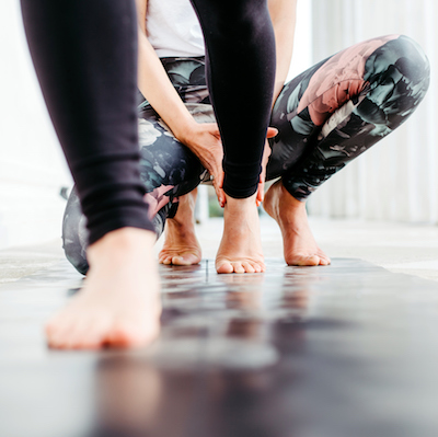 Füße auf einer Yogamatte