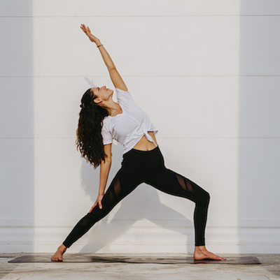 Frau in einer stehenden Yogaposition